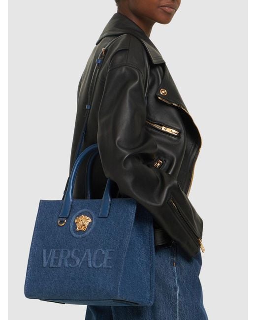Petit sac cabas en denim Versace en coloris Blue