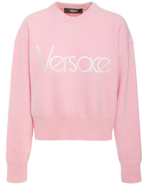 Maglia girocollo a costine con logo di Versace in Pink