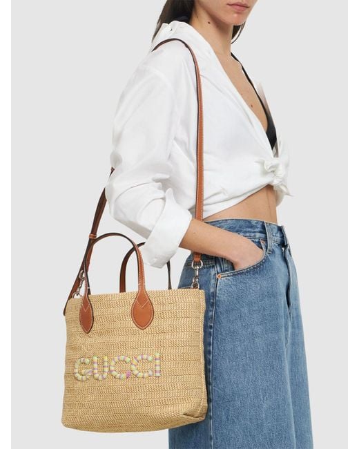 Borsa shopping piccola in rafia con logo di Gucci in Natural