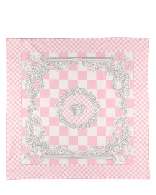 Foulard en sergé de soie imprimé baroque Versace en coloris Pink