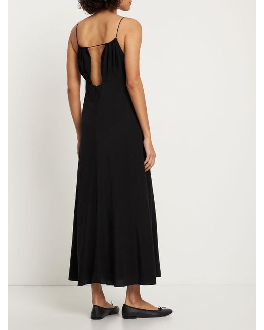 Robe longue en soie froncée à encolure licou Totême  en coloris Black