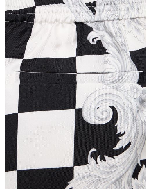 Shorts in twill di seta stampata di Versace in White da Uomo