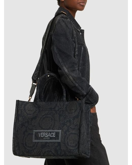 Borsa shopping grande in techno jacquard di Versace in Black