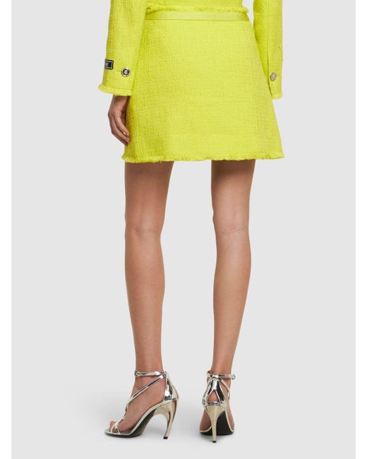 Jupe courte en tweed de coton mélangé Versace en coloris Yellow