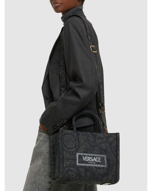 Bolso tote pequeño barocco de jacquard Versace de color Black