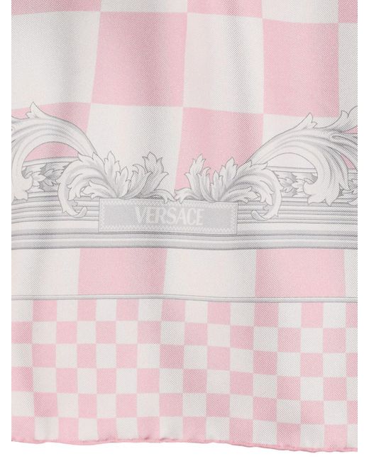 Foulard in twill di seta con stampa barocca di Versace in Pink