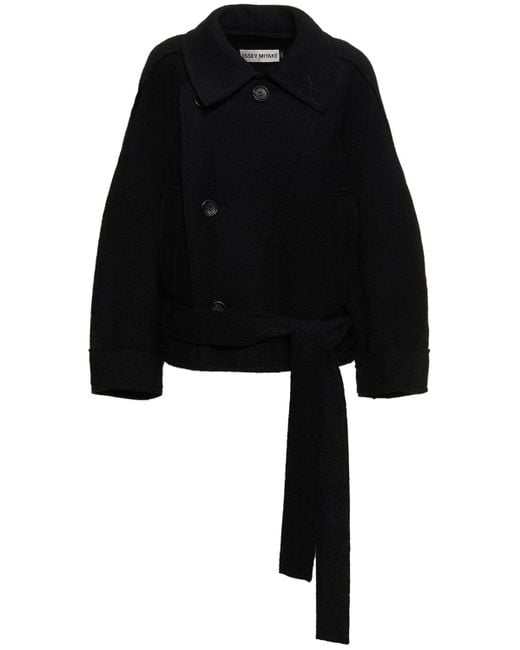 Veste en laine avec ceinture out of a cube Issey Miyake en coloris Black