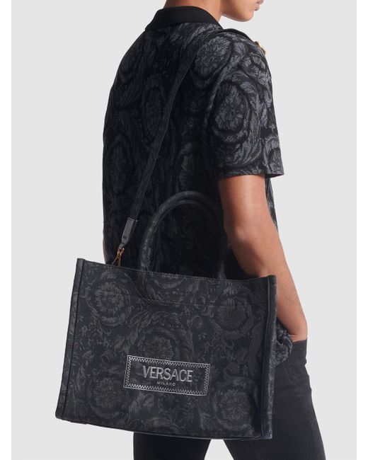 メンズ Versace Large Barocco ジャカードキャンバストートバッグ Black