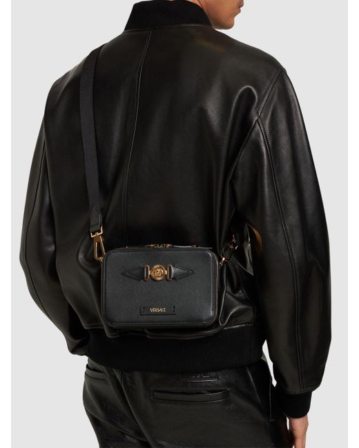 Petit sac en cuir medusa Versace pour homme en coloris Black