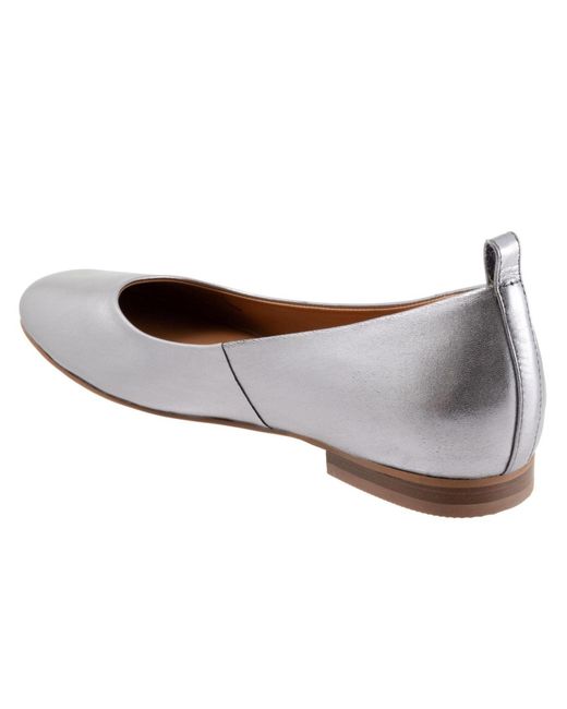 Softwalk® White Kiris Flat