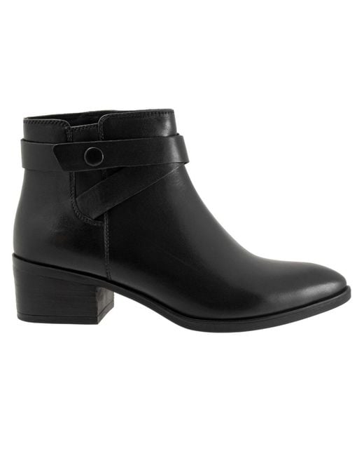 Softwalk® Black Lira Boot