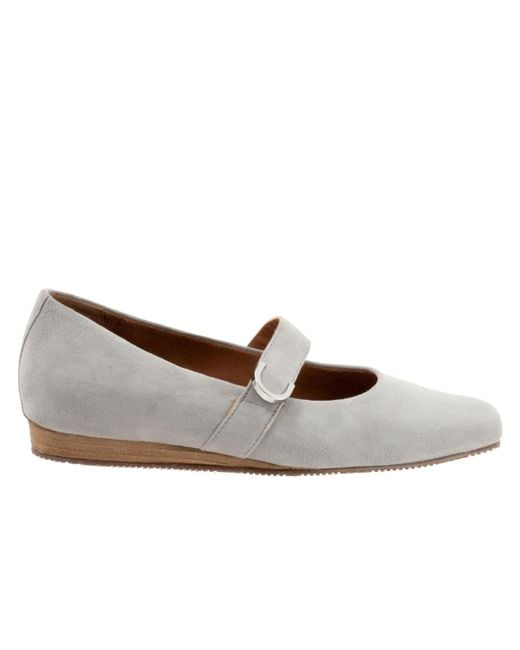 Softwalk® White Valdivia Flat