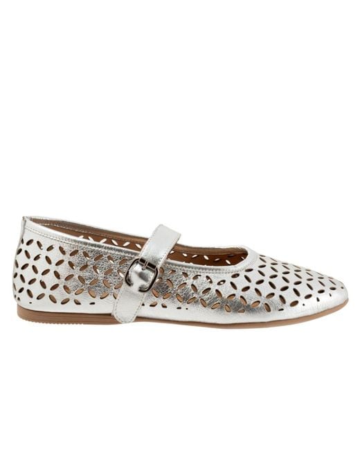 BUENO White Kehlani Flat