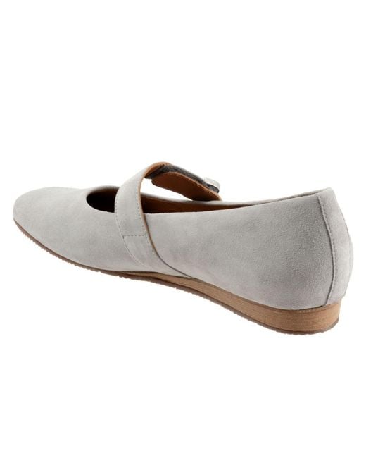 Softwalk® White Valdivia Flat