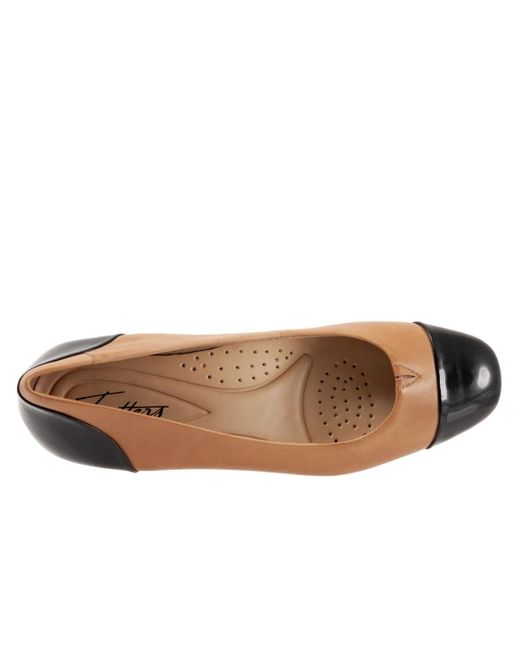 Trotters Brown Daisy Pump