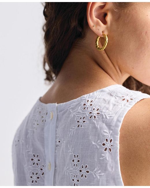 REISTOR White Button Back Embroidered Crop Top
