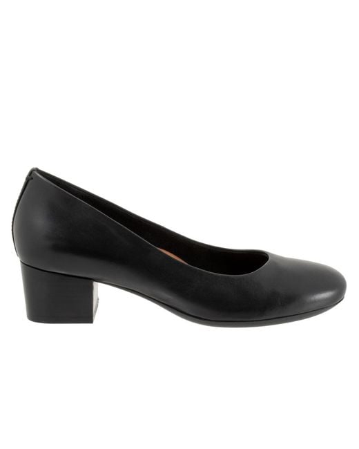 Softwalk® Black Lynn Pumps
