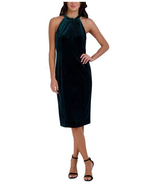 Get the look this season in our back to basics jersey dresses. This all black dress is perfect 