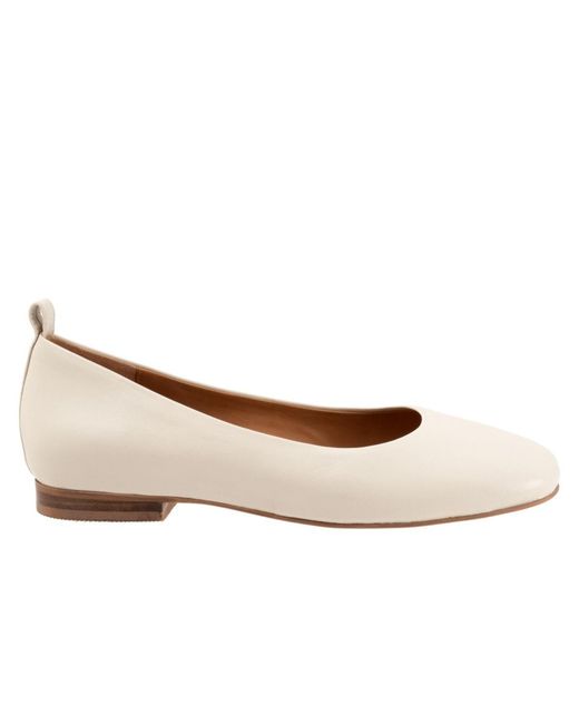 Softwalk® White Kiris Flat
