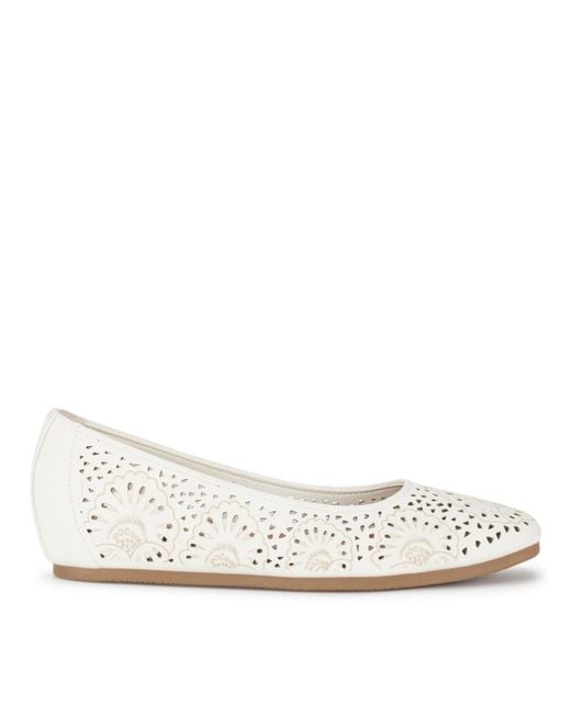 BareTraps White Chika Flat