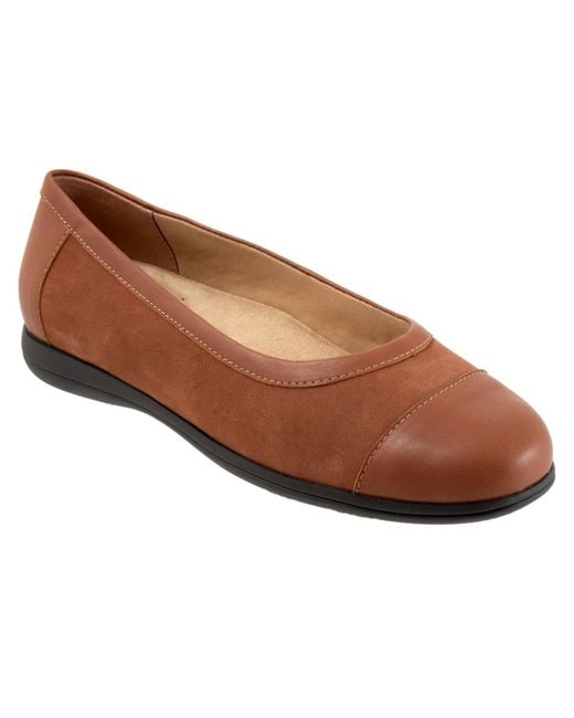 Trotters Brown Delmara Flat