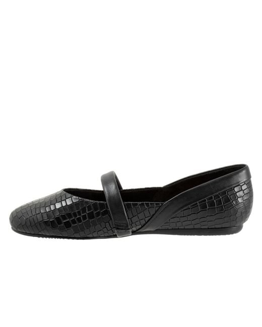 Softwalk® Black Samara Flat