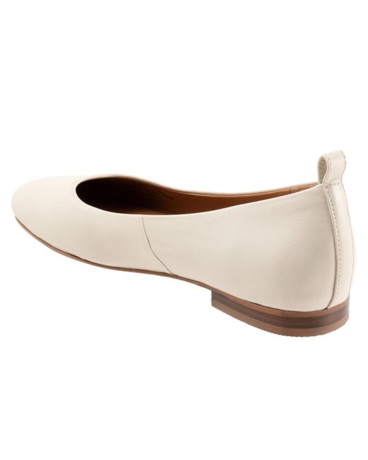 Softwalk® White Kiris Flat