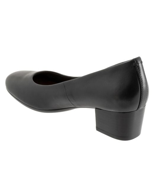 Softwalk® Black Lynn Pumps