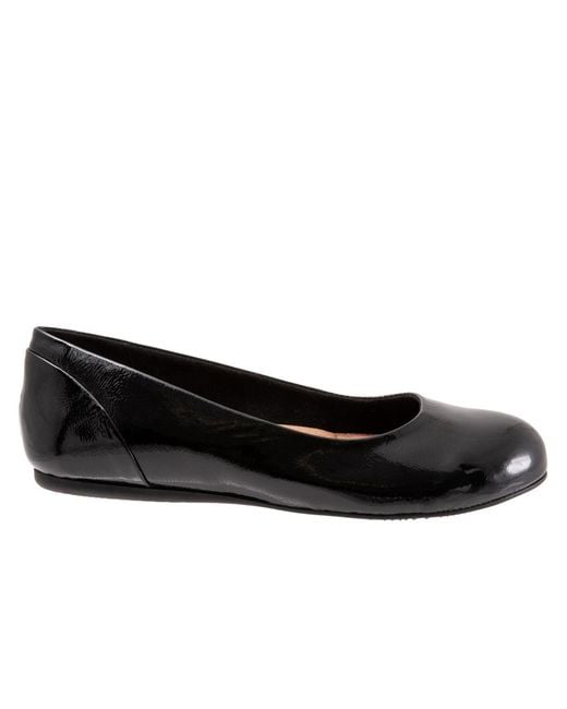 Softwalk® Black Sonoma Flat