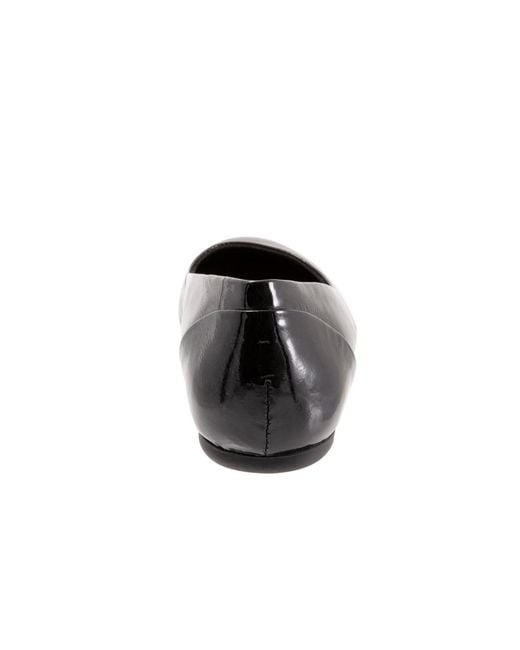 Softwalk® Black Sonoma Flat