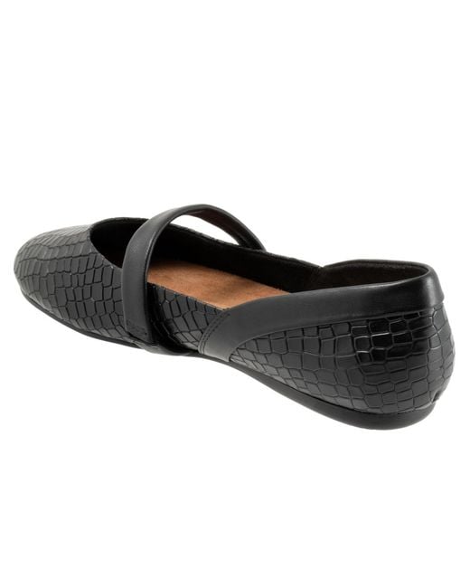 Softwalk® Black Samara Flat