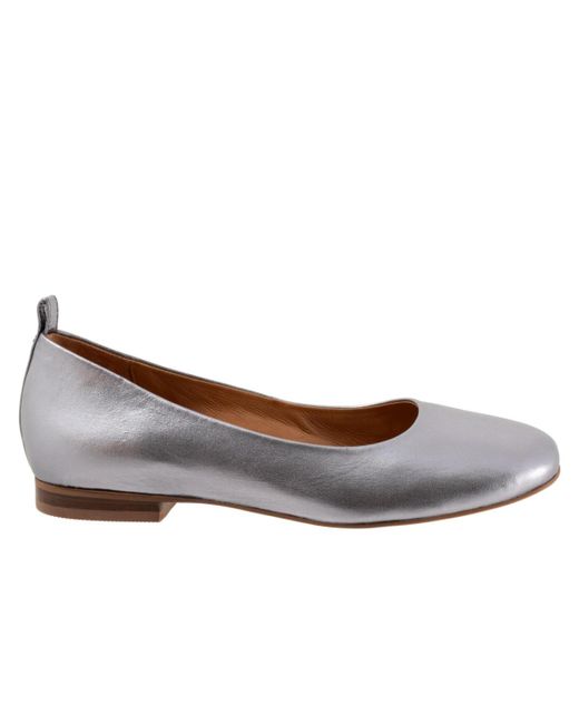 Softwalk® White Kiris Flat
