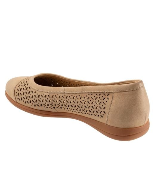 Trotters Brown Delmara Flat