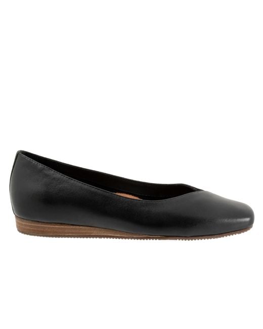 Softwalk® Black Vina Flat