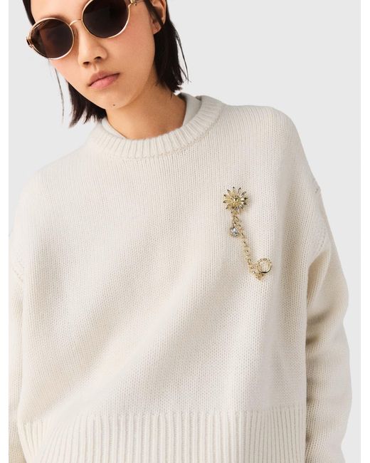 Pull Avec Broche Florale Maje en coloris White