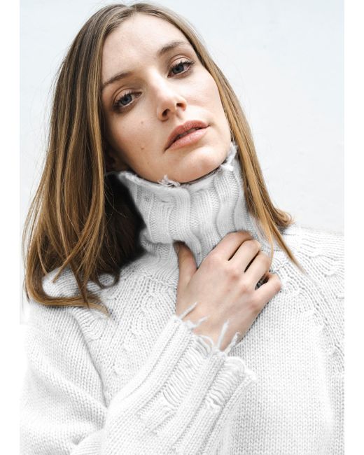 Malo White Cashmere Turtleneck Sweater