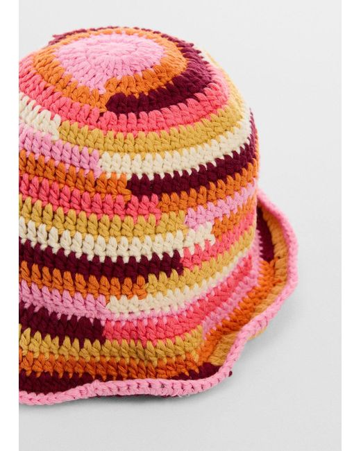 Cappello bucket crochet di Mango in Red