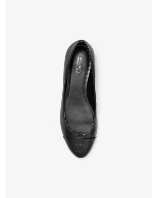 sneakers with flat bottoms