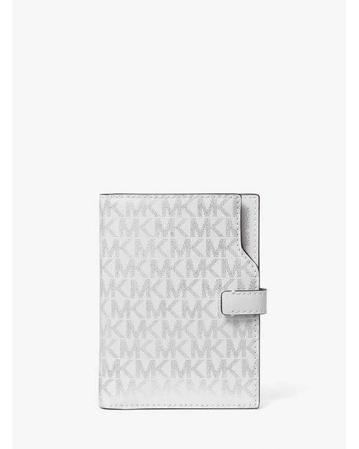Mk Portafoglio Porta Passaporto Jet Set Con Stampa Logo Metallizzata di MICHAEL Michael Kors in White