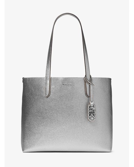 Borsa tote reversibile Eliza extra-large in pelle martellata metallizzata di MICHAEL Michael Kors in Gray