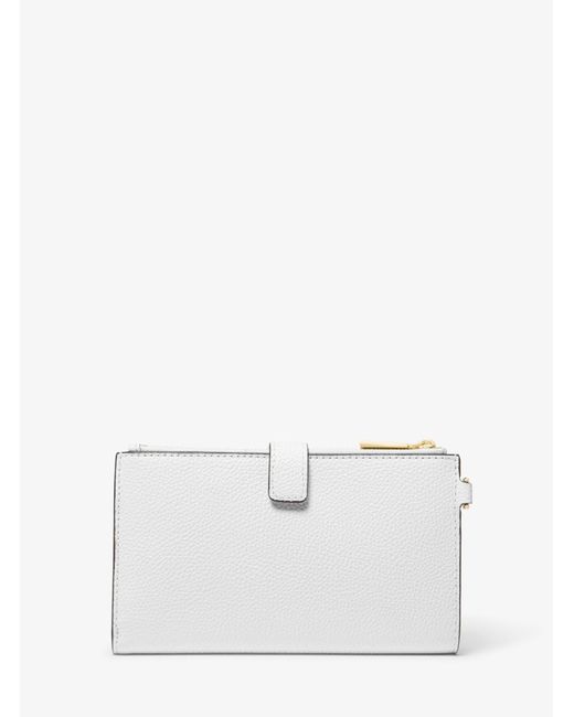 Cartera Adele de piel granulada con compartimento para smartphone MICHAEL Michael Kors de color White