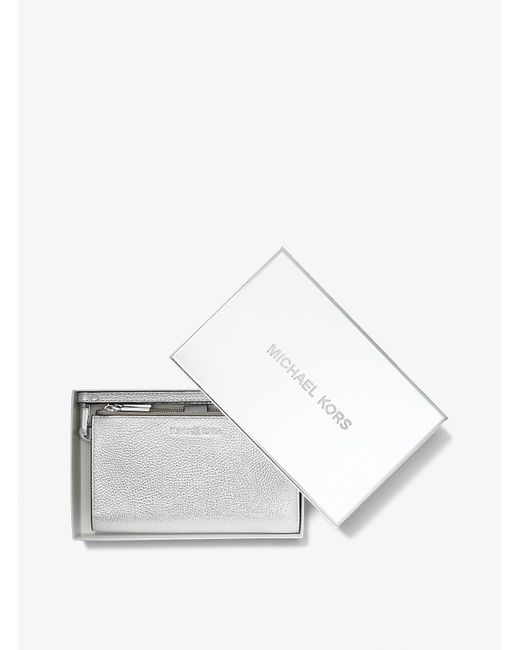 Portafoglio per smartphone Adele in pelle metallizzata di MICHAEL Michael Kors in White