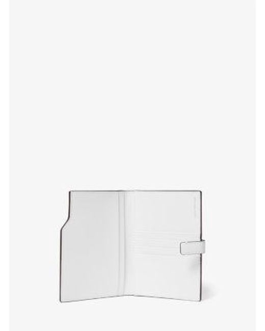 Mk Portafoglio Porta Passaporto Jet Set Con Stampa Logo Metallizzata di MICHAEL Michael Kors in White