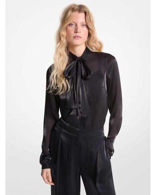 Blusa in georgette increspato metallizzato con colletto con nastro di Michael Kors in Black