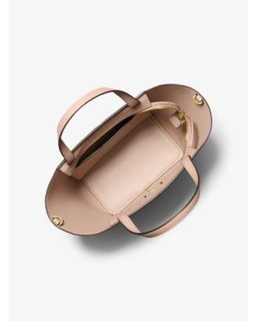 Mkbolso Tote Flora Mediano De Piel Granulada Con Logotipo MICHAEL Michael Kors de color Natural