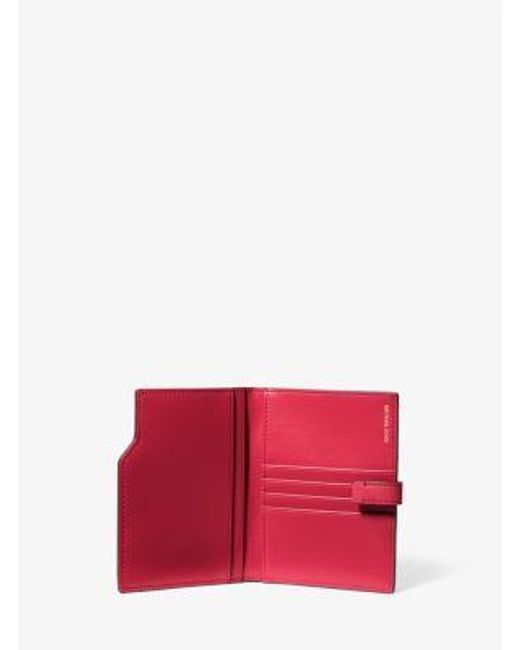 Mk Portafoglio Porta Passaporto Jet Set Con Stampa Logo Metallizzata di MICHAEL Michael Kors in Red
