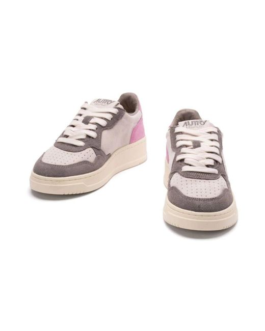Suede low top sneakers di Autry in Pink