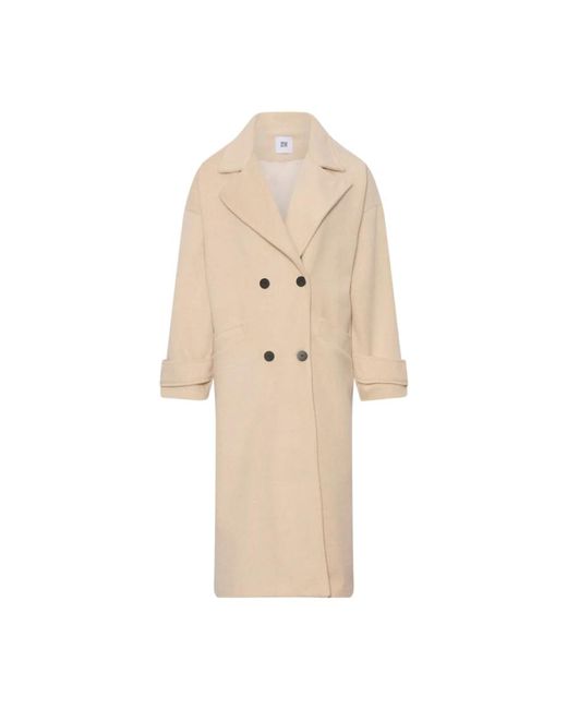 Double-Breasted Coats di Tiffany & Co in Natural