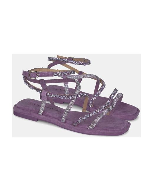 Flat Sandals Alma En Pena. de color Purple