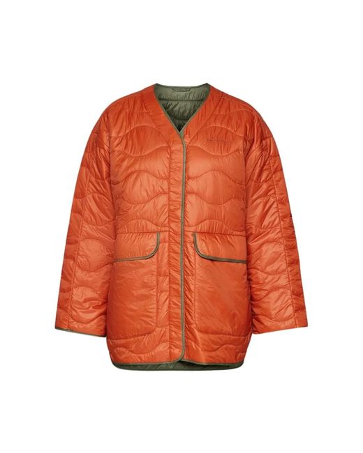 Peak Performance Orange Stylische jacken für outdoor-abenteuer